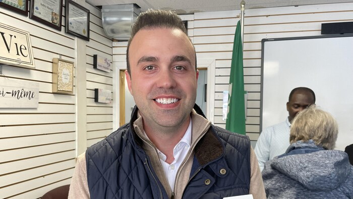 Le directeur général de la Chambre de commerce de Temiskaming Shores, André Brock, debout devant la caméra.