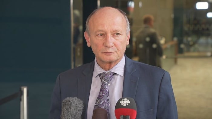 Andre Chabot devant des micros de journalistes