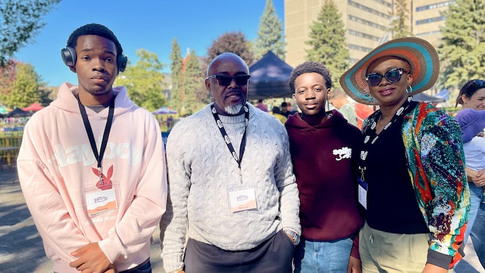 André Paul Eboma pose avec sa famille au French Fest à Sudbury
