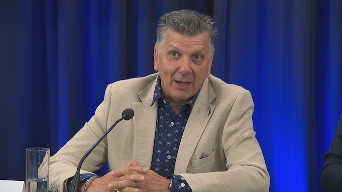 Un homme en conférence de presse.