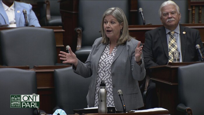 La chef de l'opposition, Andrea Horwath, pose une question en Chambre.