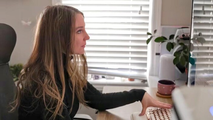 Andrea Little regarde les offres d’emploi sur son ordinateur à la maison. 