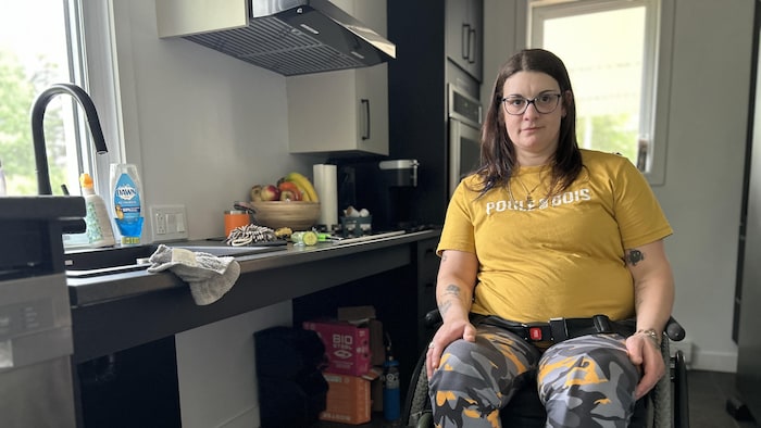 Andréanne Harvey en fauteuil roulant, dans sa cuisine.
