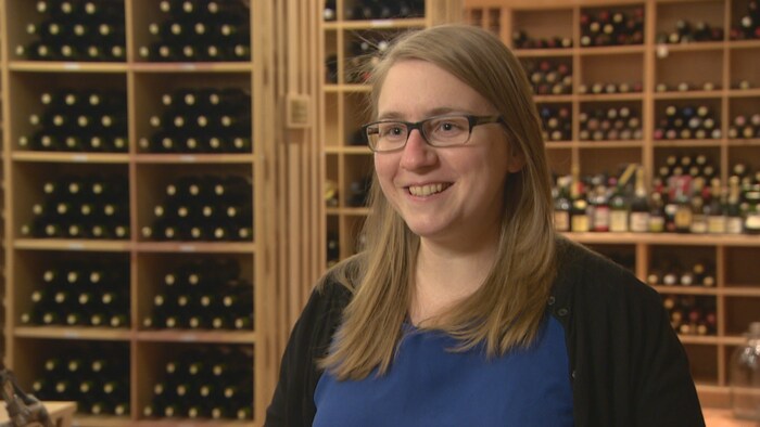 Une femme dans une cave à vin.