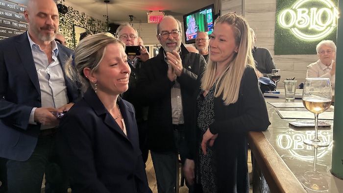 Andréanne Larouche regarde le résultat des élections fédérales