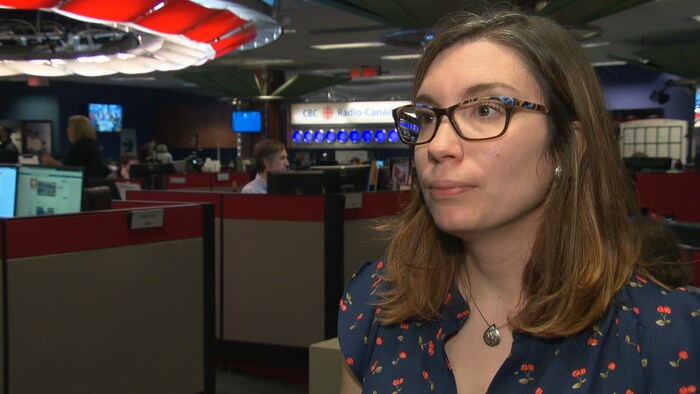 Andrée-Anne Ledoux répond aux questions d'un journaliste dans les studios de Radio-Canada Ottawa-Gatineau