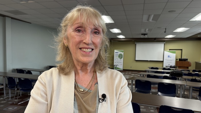 Andrée De Serres pose pour la photo dans une salle de cours à l'Université de Moncton. 