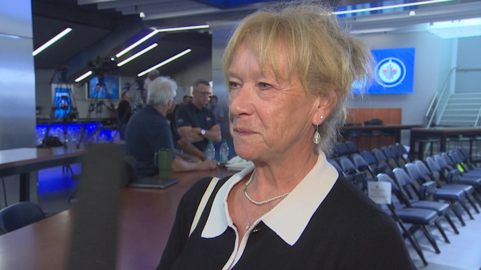 Andrée Gilbert donne une entrevue avec Radio-Canada dans une salle du Centre Canada Life, le 4 juillet 2025.