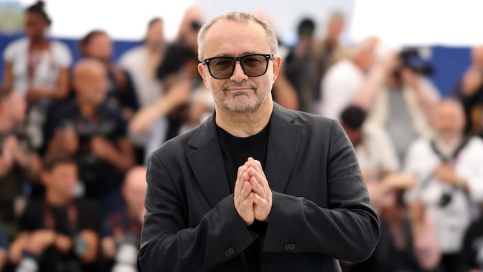 Andreï Zviaguintsev pose lors de la séance photo consacrée au film « Minotaur » dans le cadre du 79e Festival de Cannes, au Palais des Festivals, le 20 mai 2026, à Cannes.