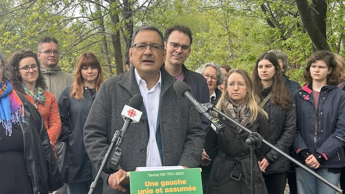 Andrés Fontecilla s'adresse aux médias.