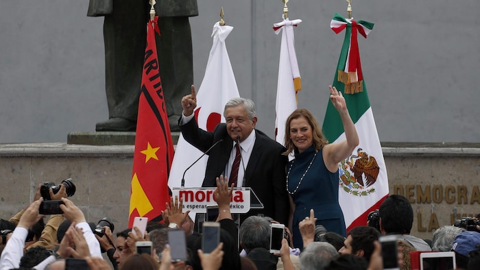 Andrés Manuel López Obrador salue la foule en compagnie de son épouse, Beatriz Gutierrez.