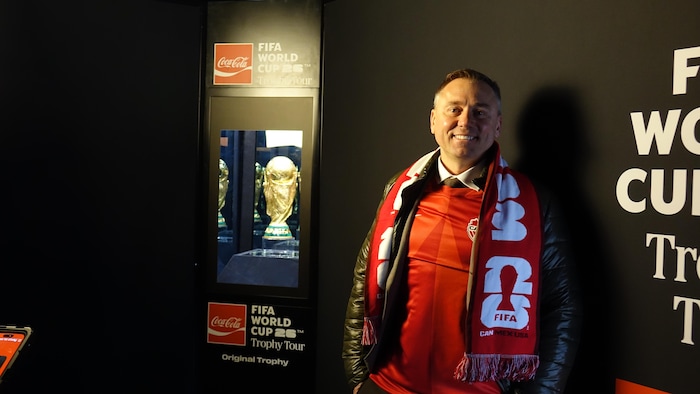Le ministre des Sports et du Tourisme de l’Alberta, Andrew Boitchenko, devant la Coupe du monde.