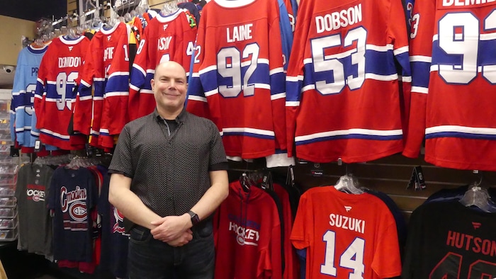 Andrew Corbett, propriétaire de la boutique Maverick Sports and Collectables, à Saint-Jean, à Terre-Neuve.