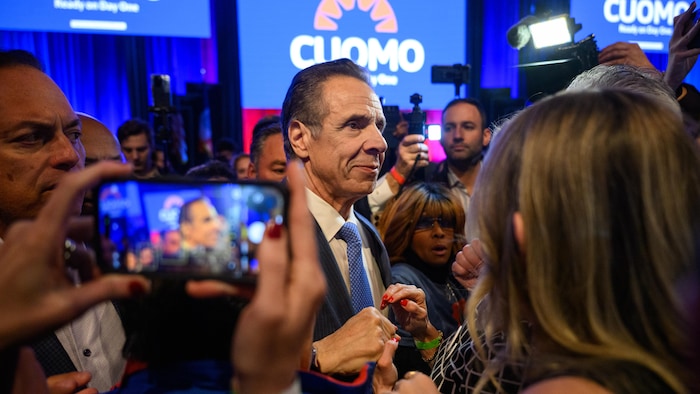 'Andrew Cuomo dans une foule.
'