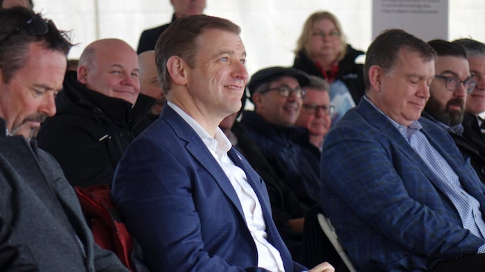 Anrdew Furey assis sur une chaise dans une tente.