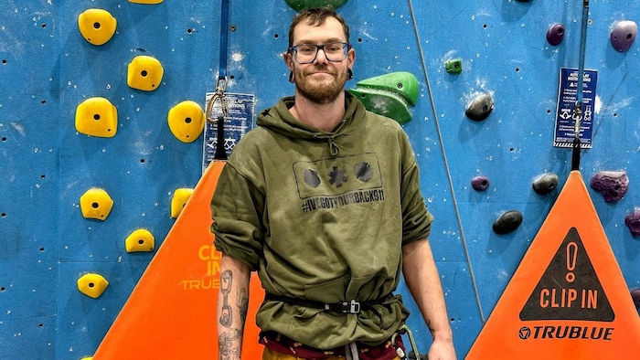 Andrew Jennery devant un mur d’escalade du centre d’escalade Junction de London en Ontario.