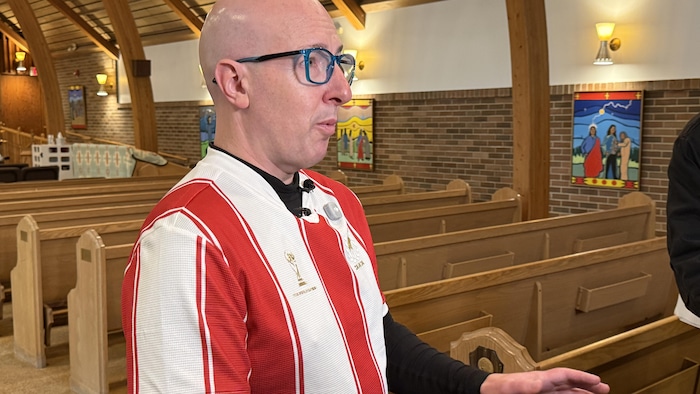 Un homme avec un maillot de soccer dans une église.