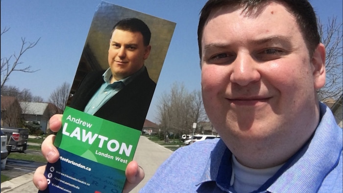 Le portrait d'un homme qui tient un dépliant.