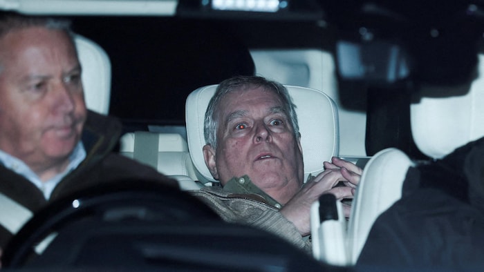 Andrew Mountbatten-Windsor est assis à l'arrière d'une voiture et a l'air déconcerté.