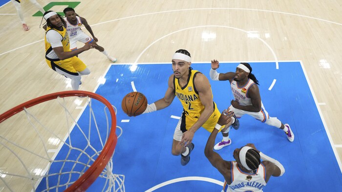 Andrew Nembhard effectue un tir en foulée.