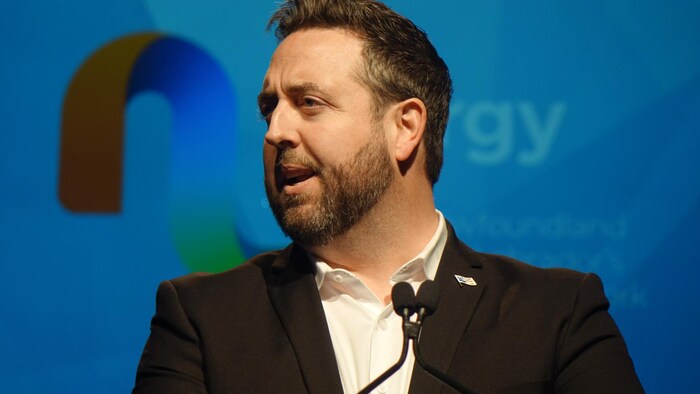 Andrew Parsons prononce un discours.
