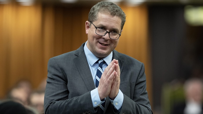 M. Scheer, les mains jointes.