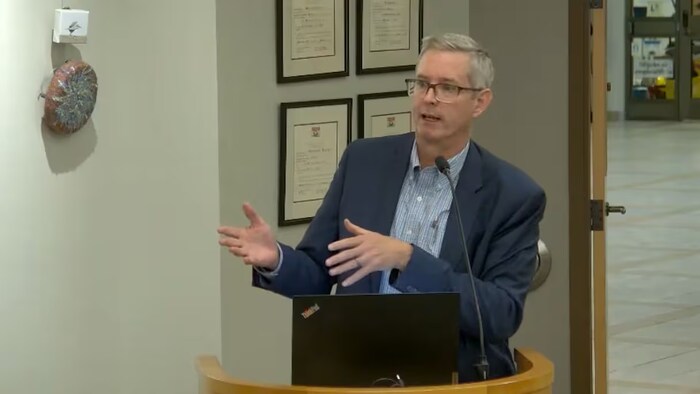 Andrew Willett parle aux conseillers municipaux.