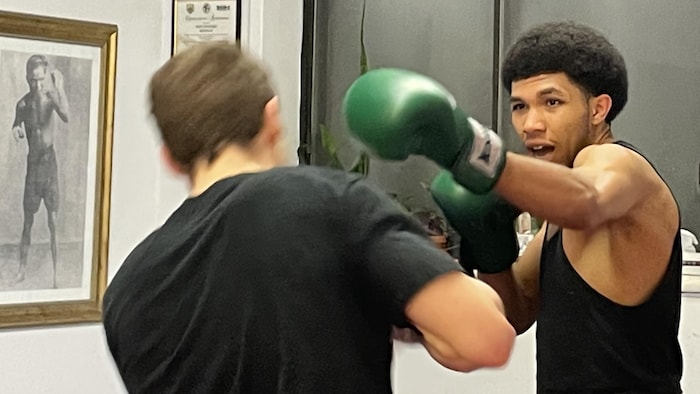 Andrews Pimparé-Édouard lors de son entraînement à l'école Yeuang Kraai Muay Thaï à Montréal.
