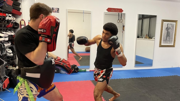 Andrews Pimparé-Édouard, âgé de 22 ans, pratique le muay thaï.