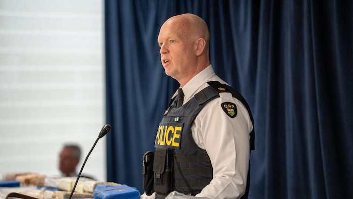 Andy Bradford s'adresse aux médias lors d'une conférence de presse.