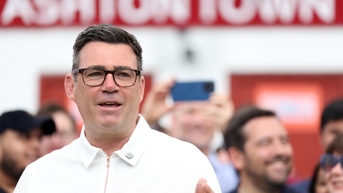 Andy Burnham célèbre sa victoire dans une élection partielle, le 19 juin 2026.
