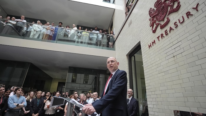 Un homme prononce un discours dans un bâtiment gouvernemental.