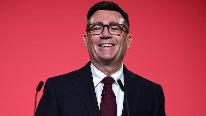 Andy Burnham prend la parole.