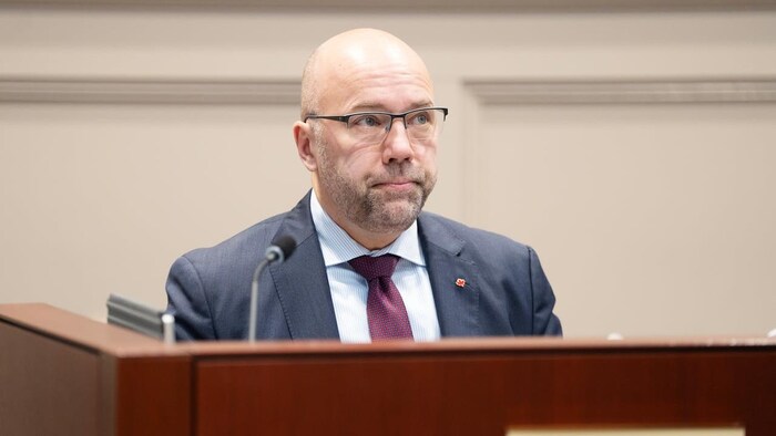 Le maire lors d'une réunion du conseil municipal.