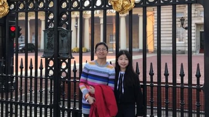 2019年4月，Angela与妈妈在白金汉宫前留影。（本人提供）