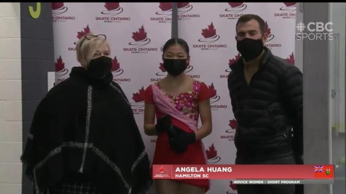 今年的安生花样滑冰锦标赛之后，Angela 与教练Bryce Davison，右，以及Jen Jackson合影。（本人提供）