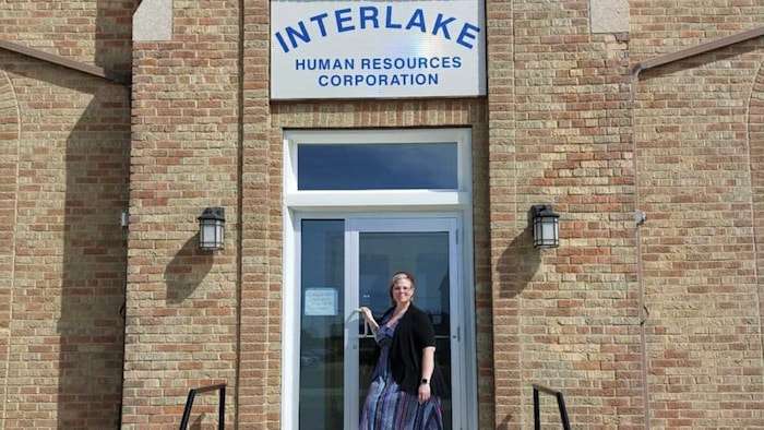 Angela Silzer devant l'Interlake Human Resources Corporation à Watrous, en Saskatchewan.