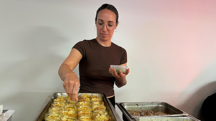 Angèle-Ann Guimond complète la présentation du parmentier en portions individuelles.