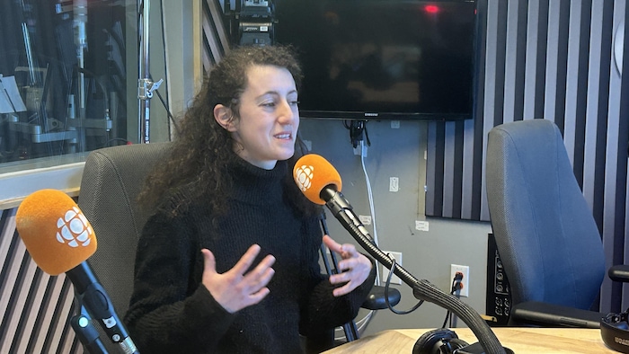 Angélique Gallien au micro de Radio-Canada.