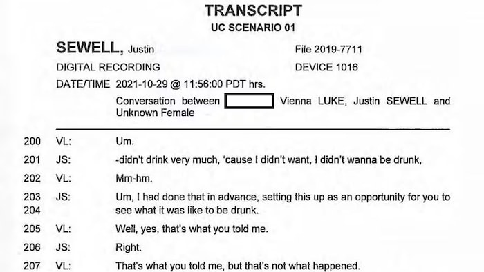 Une page de transcription judiciaire montre un extrait d’une conversation enregistrée le 29 octobre 2021 avec les échanges présentés sous forme de dialogue numéroté.