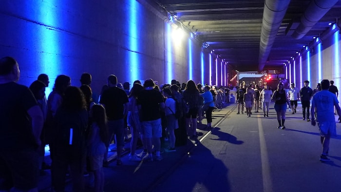 Une file de personnes dans un tunnel.