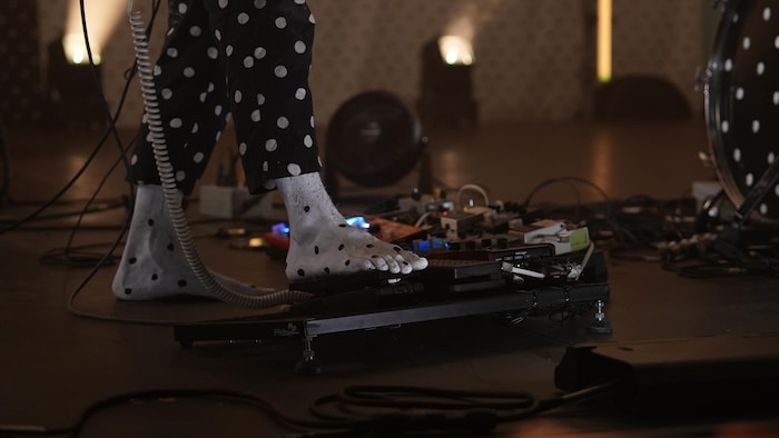 Le pied d'un des membres du groupe Angine de Poitrine sur la pédale d'un instrument.