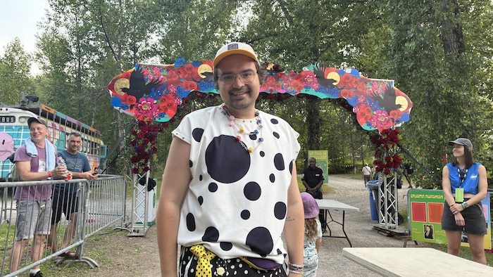 Julien Renaud pose avec du linge à pois.
