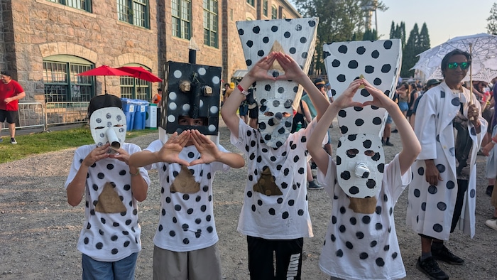 Des jeunes sont déguisés à un spectacle de musique.