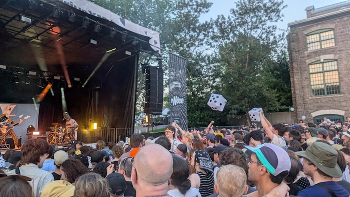 Un spectacle avec des dés géants au-dessus des spectateurs.