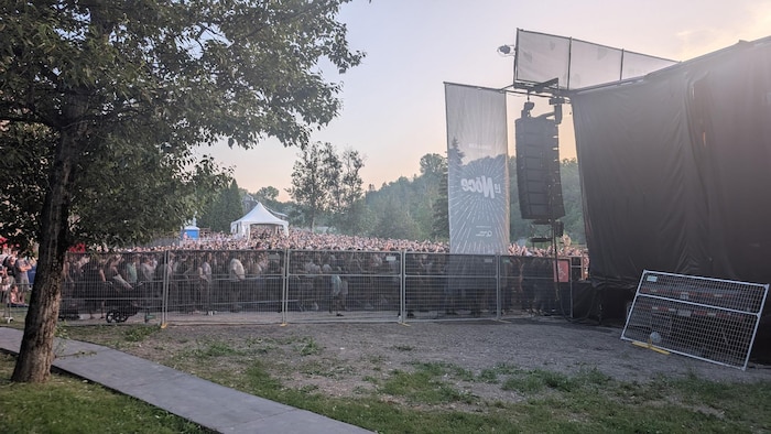 Un spectacle vu de l'extérieur.