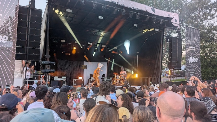 Une foule devant une scène.