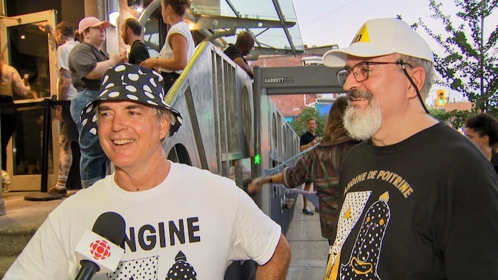 Lambert et Charles Boileau portant des chandails et des chapeaux d’Angine de Poitrine devant The Mod Club de Toronto le 14 juillet 2026.