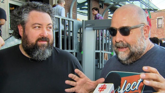 Dayv Poulin et Stef Paquette devant The Mod Club à Toronto.