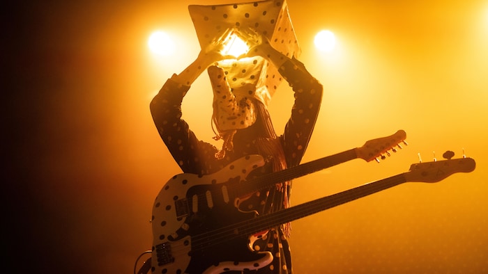 L’un des membres du duo Angine de Poitrine en spectacle au Mod Club, à Toronto, le mardi 14 juillet 2026.